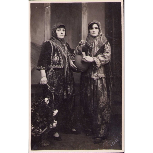 Yöresel kıyafetli iki kadın fotoğrafı, arkası Osmanlıca yazılı, Hamza Rüstem-İzmir soğuk damgalı