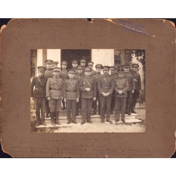 Subaylar hatıra fotoğrafı, 1928 tarihli, paspartulu, foto: 17x23 cm, fotoğraf yorgun; paspartu epey yıpranmış haliyle