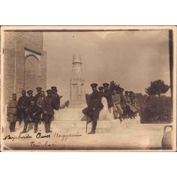 Nişabur'da Ömer Hayyam Türbesi'nde subaylar hatıra fotoğrafı, 13x18 cm, yıpranmış ve köşeleri kırık haliyle