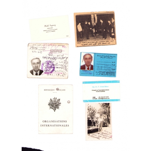 Büyükelçi Haluk Sayınsoy'a ait Çekçe-Arapça-Fransızca fotoğraflı kimlik kartları, ithaflı fotoğraf ve gazete kupürü, 1977-85 tarihleri arasında, çeşitli boyutlarda (ortalama 8x10 cm)