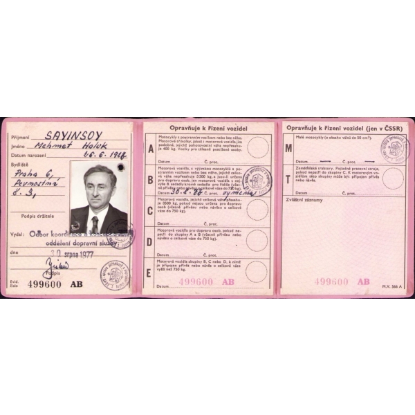 Büyükelçi Haluk Sayınsoy'a ait Çekçe-Arapça-Fransızca fotoğraflı kimlik kartları, ithaflı fotoğraf ve gazete kupürü, 1977-85 tarihleri arasında, çeşitli boyutlarda (ortalama 8x10 cm)