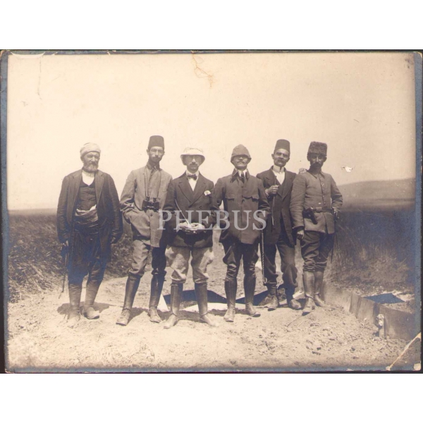Fesli Kalpaklı ve Kabalaklı Askerler ile Sivil Sarıklı Tip Hâtıra Fotoğrafı, fesli subayın boynunda dürbün asılı, hâliyle, 11x9 cm