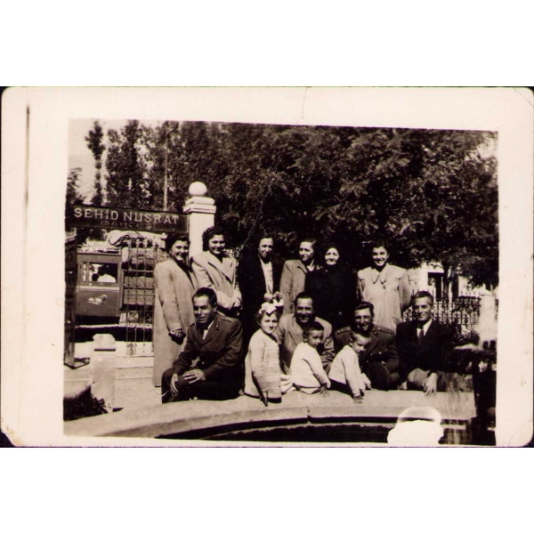 Şehid Nusrat Bahçesi önünde topluluk hatıra fotoğrafı, 6x9 cm, ortadan kırık haliyle