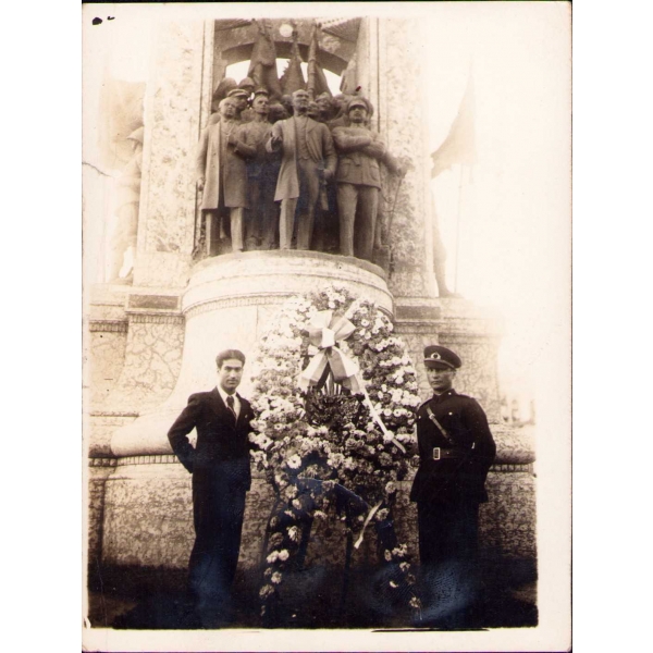 Taksim Cumhuriyet Anıtı önünde subay hatıra fotoğrafı, ithaflı ve imzalı, 1936 tarihli