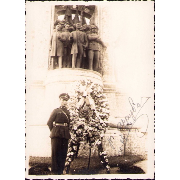 Taksim Cumhuriyet Anıtı önünde çelenkli hatıra fotoğrafı, ithaflı ve imzalı, 1936