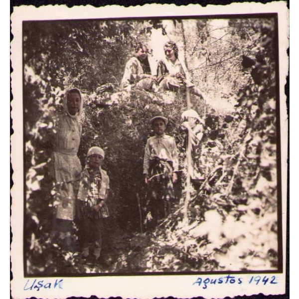 Uşak'ta bahçeden hatıra fotoğrafı, elle renklendirilmiş, 1942 tarihli, 6x7 cm