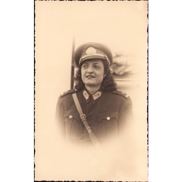 Kadın asker hatıra fotoğrafı, ithaflı ve 1944 tarihli