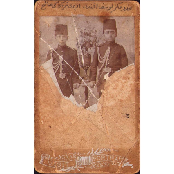 Asker üniformalı iki çocuk kabin fotoğrafı, Şems Fotoğrafhanesi-Edirne, Osmanlıca yazılı, 6x10 cm, epey yıpranmış haliyle