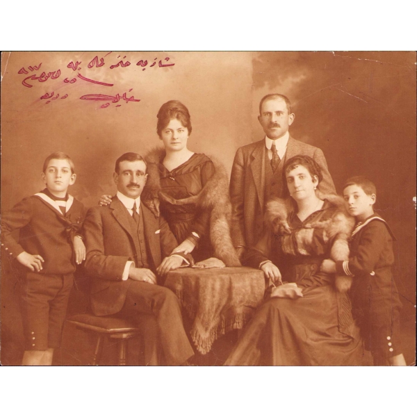 Aile hatıra fotoğrafı, 1917 tarihli Osmanlıca ithaflı, 14x18 cm, yıpranmış haliyle