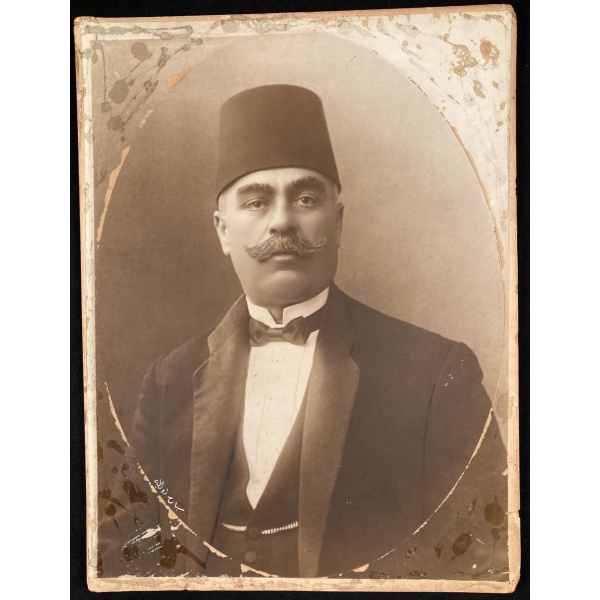 Osmanlıca Sebah Joaillier Islak İmzalı Büyük Boy Fesli Beyefendi Fotoğrafı, kenarları hâliyle, 31x41 cm