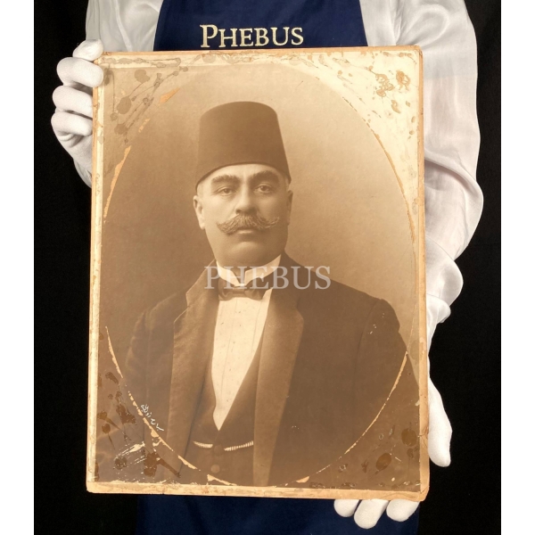 Osmanlıca Sebah Joaillier Islak İmzalı Büyük Boy Fesli Beyefendi Fotoğrafı, kenarları hâliyle, 31x41 cm