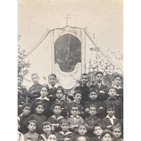 1923 Tarihli D. Joseph Constantinople Islak İmzalı Ermeni Mektebi'nde Talebeler ve Muallimler, Ermenice dinî  flama önünde, 38x28 cm