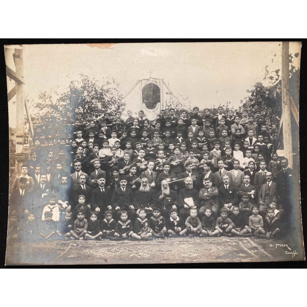 1923 Tarihli D. Joseph Constantinople Islak İmzalı Ermeni Mektebi'nde Talebeler ve Muallimler, Ermenice dinî  flama önünde, 38x28 cm