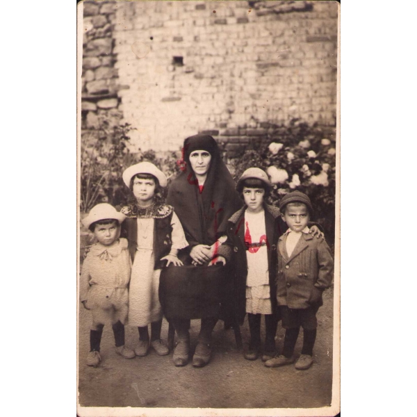 Hanımefendi ve çocukların hatıra fotoğrafı, arkası Osmanlıca yazılı, 1933 tarihli, yorgun haliyle