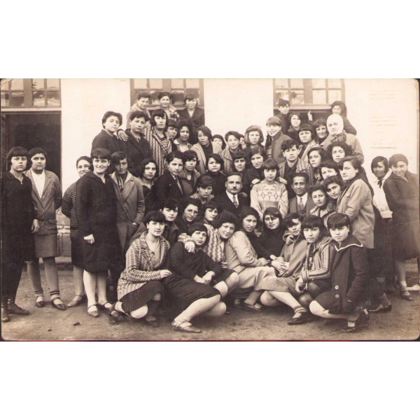 Topluluk hatıra fotoğrafı, arkası Osmanlıca yazılı, üst köşeleri hafif soyulmuş haliyle