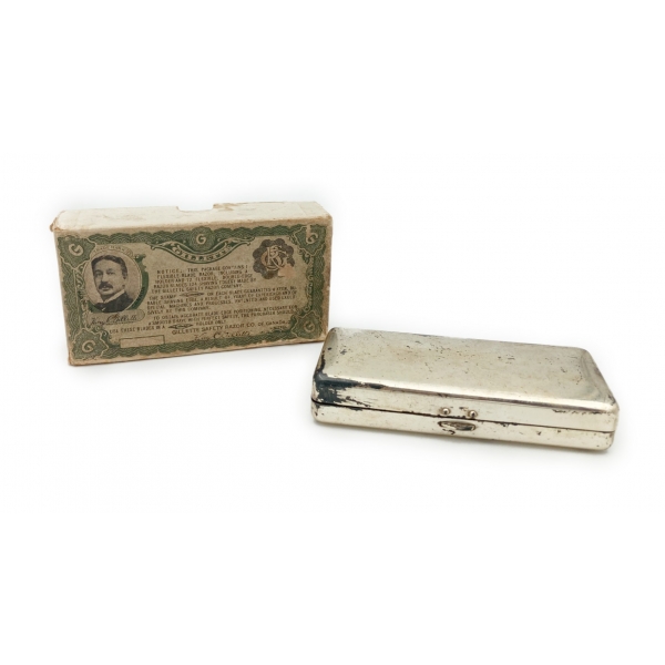 Ayrı ayrı metal ve karton kutusunda Gillette marka jilet, karton kutu: 6x11 cm