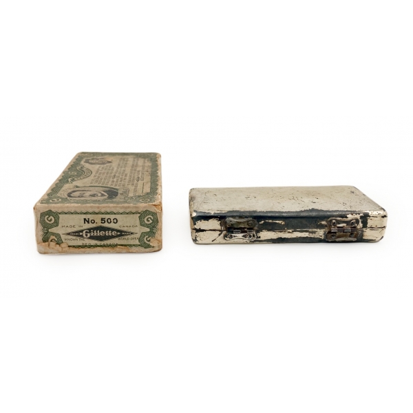 Ayrı ayrı metal ve karton kutusunda Gillette marka jilet, karton kutu: 6x11 cm