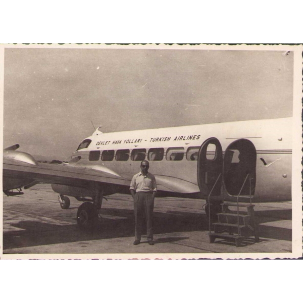 Türk uçağı önünde şahıs hatıra fotoğrafı, 1955 tarihli yazı mevcut, 7x10 cm