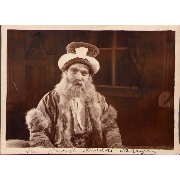 Meşhur tiyatrocu Hazım Körmükçü fotoğrafı, arka yüzü 