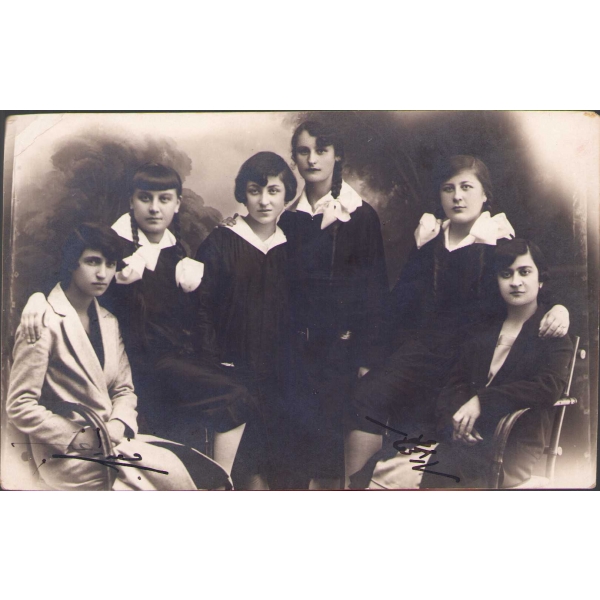 Kız öğrenciler hatıra fotoğrafı, arkası Osmanlıca yazılı, üst köşesi kırık haliyle