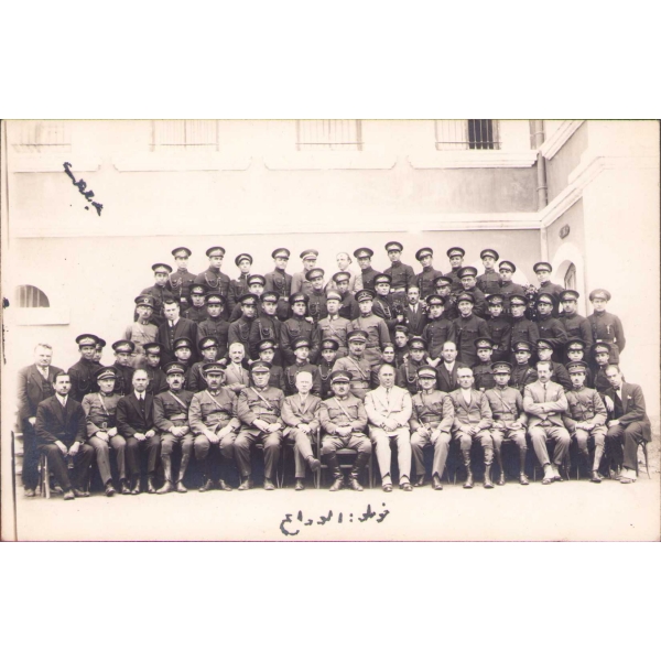Bursa Askerî Lisesi'nde mezuniyet hatıra fotoğrafı, arkası Osmanlıca yazılı