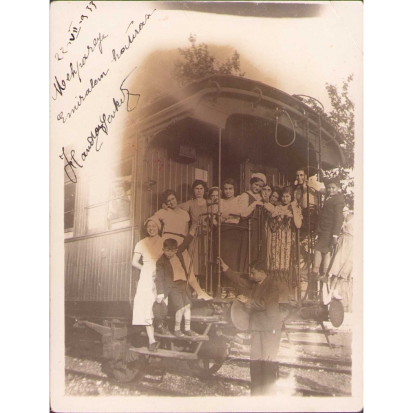 Tren önünde topluluk hatıra fotoğrafı, Emiralem - İzmir, üst köşesi kırık haliyle