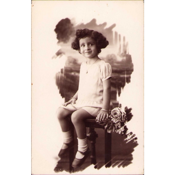 Tatlı kız çocuğu fotoğrafı, Osmanlıca ithaf ve imzalı, 1930 tarihli, kenarları hafif yıpranmış haliyle
