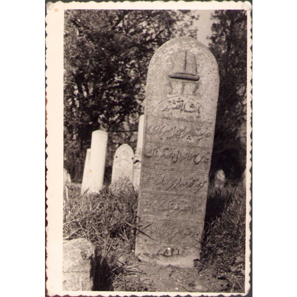 Osmanlıca mezar taşı, köşeleri yıpranmış haliyle