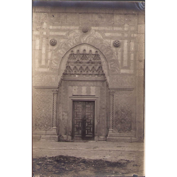 Konya Karatay Medresesi kapısı, arkası Osmanlıca yazılı, köşeleri hafif yıpranmış haliyle