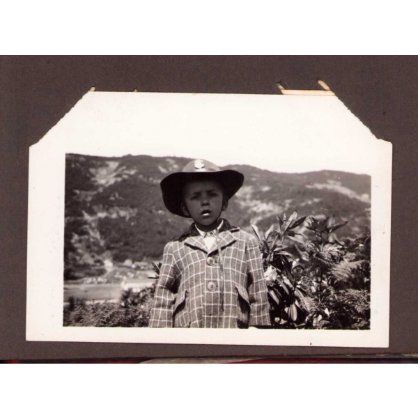 48 adet fotoğraf içeren küçük boy aile albümü, 9x15 cm