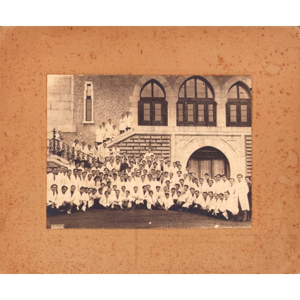 Haydarpaşa Tıp Fakültesi'nde toplu hatıra fotoğrafı, 1933 tarihli, Foto Rekor, foto: 17x23 cm, fotoğraf yer yer soyulmuş ve paspartusu yıpranmış haliyle