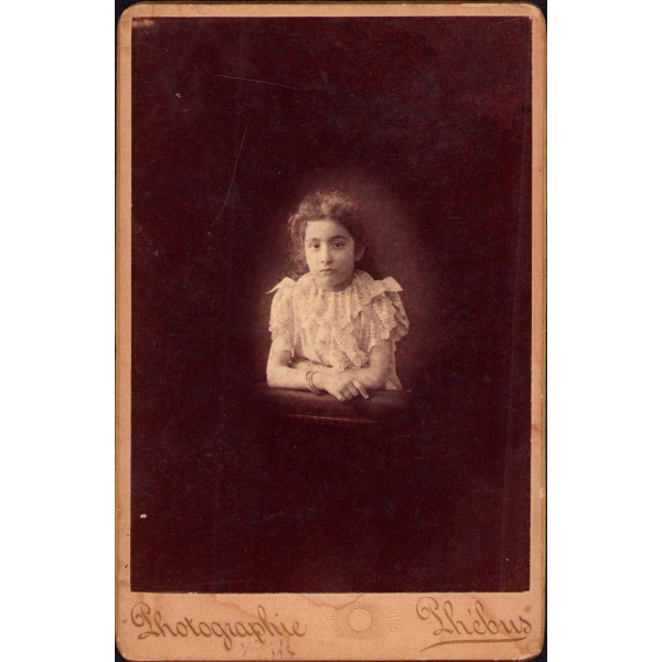 Osmanlı döneminden kız çocuğu kabin fotoğrafı, Phebus Fotoğrafhanesi/Constantinople, 11x16 cm