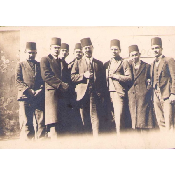 Hocaları ile hatıra fotoğrafı çektiren tıbbiyeli öğrenciler, arkası Osmanlıca yazılı, 6x8 cm, üst kenarı hafif yıpranmış haliyle