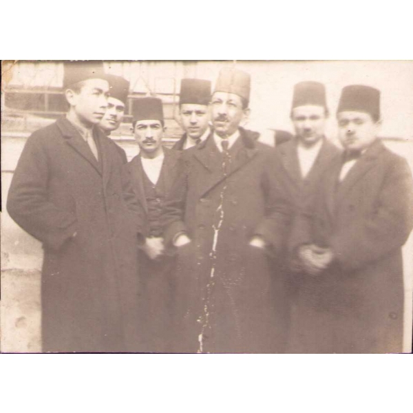 Hoca ve öğrencilerinin 1340 tarihli hatıra fotoğrafı, arkası Osmanlıca yazılı, 6x8 cm, ortadan kırık haliyle