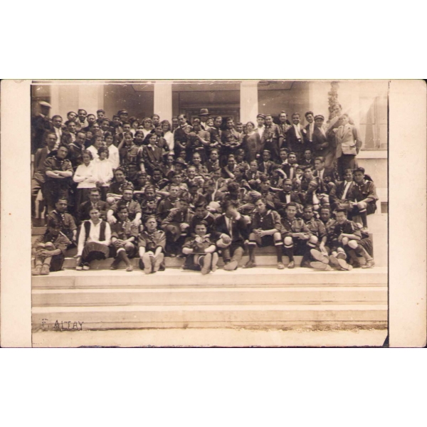 İzci öğrencilerin toplu hatıra fotoğrafı, Foto: F. Altay, 1930 tarihli ve Osmanlıca yazılı