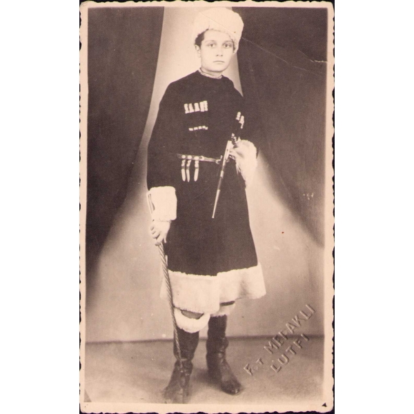 Yöresel Kafkas kıyafeti içinde poz veren erkek çocuğu, Fot. Mepaklı Lütfi, Kadıköy 1942, üst köşesi kırık haliyle