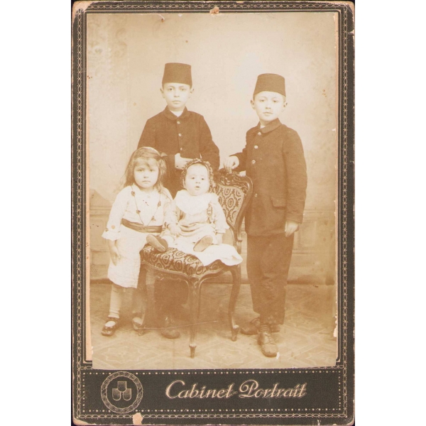 Osmanlı döneminden kız ve erkek çocuklarının kabin fotoğrafı, 11x16 cm, yıpranmış haliyle