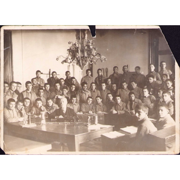 Kuleli Askerî Lisesi fizik laboratuvarında toplu hatıra fotoğrafı, 1929 tarihli, 13x18 cm, epey yıpranmış haliyle