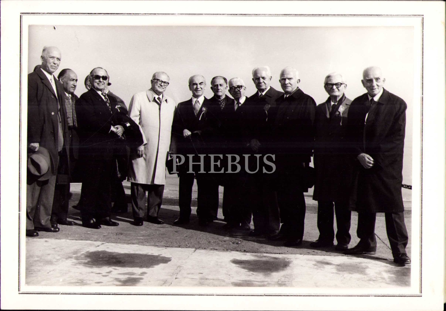 Oramiral ve Cumhurbaşkanı Fahri Sabit Korutürk ve arkadaşları Deniz Harp Okulu'nun 201. kuruluş yıldönümü hatırası, 1974 tarihli, 14x20 cm