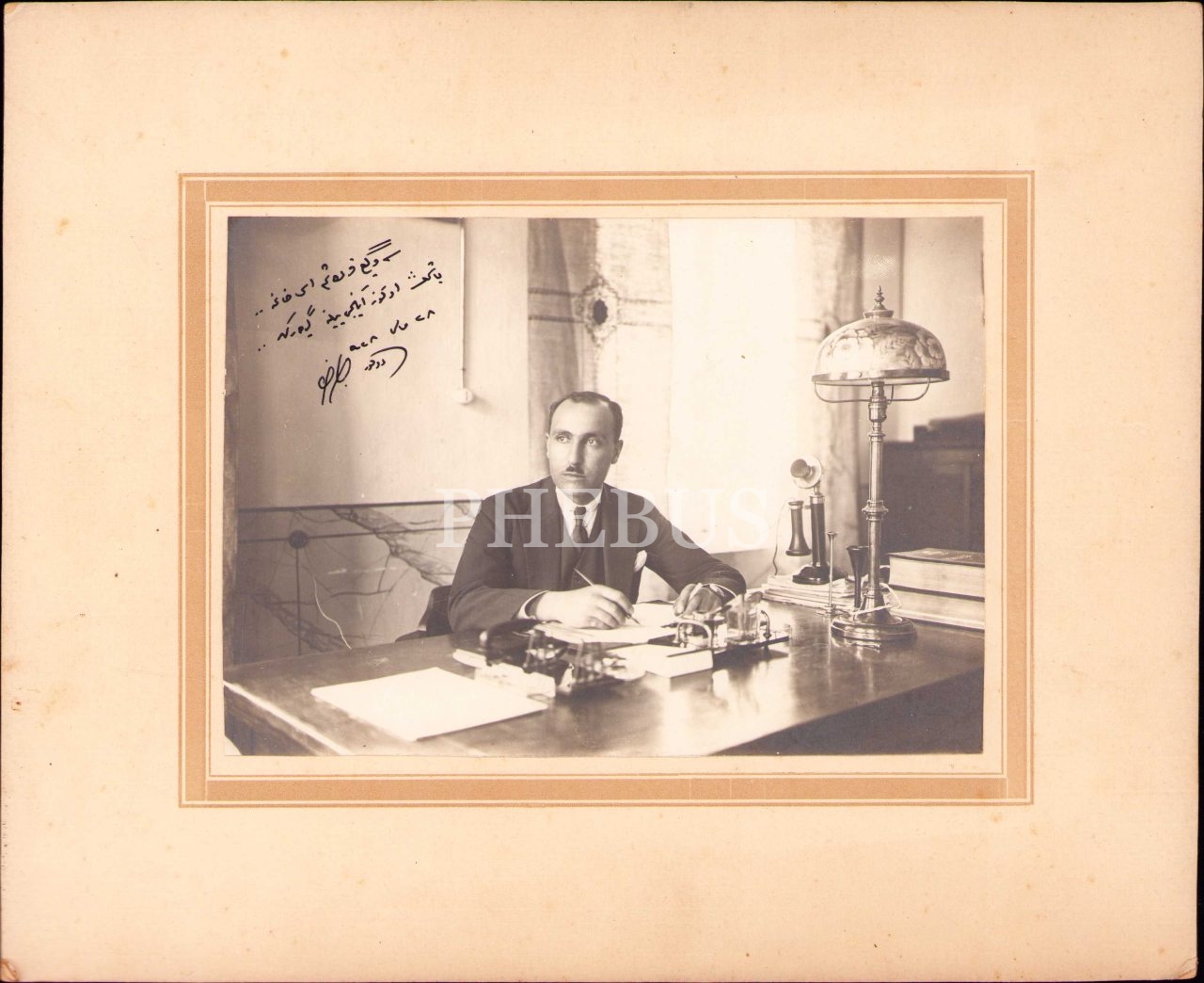 Osmanlıca ithaflı ve 1928 tarihli beyefendi fotoğrafı, foto: 12x17 cm, paspartu köşeleri yıpranmış haliyle