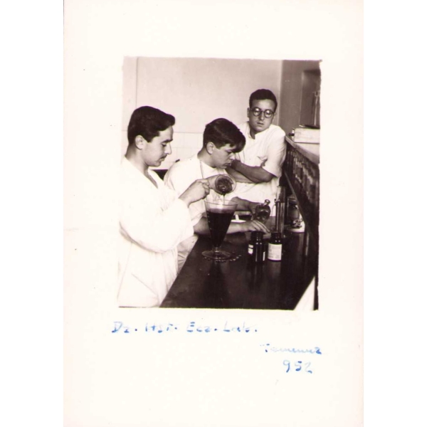 Eczane laboratuvarında çalışma yapılırken, Foto Firuzan-İstanbul damgalı, 1952 tarihli, 6x9 cm
