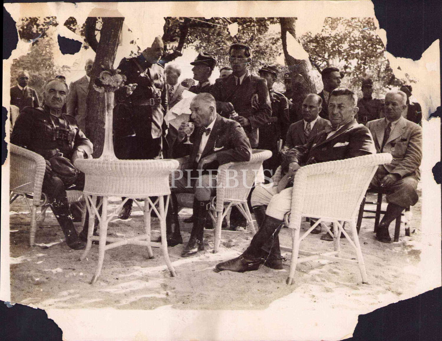 Gazi Musatafa Kemal Atatürk ve Mareşal Fevzi Çakmak Ege manevralarında dinlenirken, ikinci baskı, haliyle, 30x22 cm