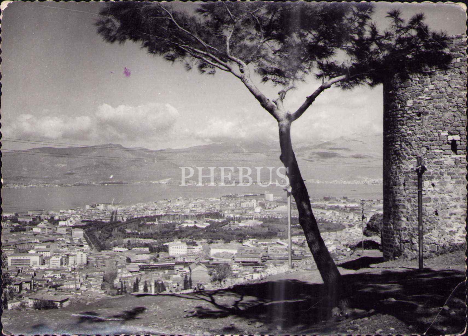 İzmir'den bir görünüm, 1962 tarihli postadan geçmiş kart, 10x14 cm, alt köşesi kırık haliyle