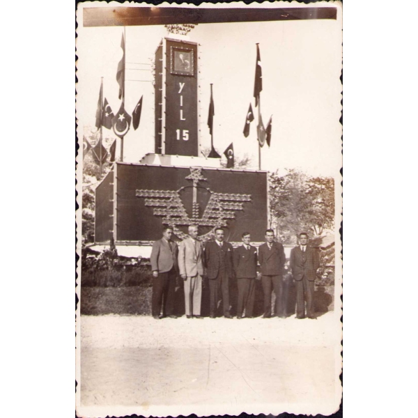 Cumhuriyetin 15. yıldönümü kutlamasında toplu hatıra fotoğrafı
