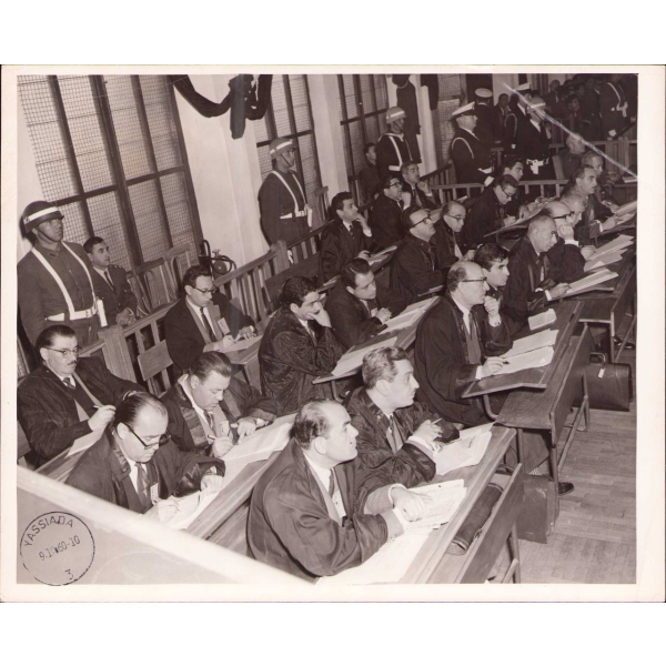 Aralık 1960'ta Yassıada Mahkemesi'nde avukatlar ve izleyicilere dair 4 adet fotoğraf, çeşitli boyutlarda (örn; 20x25 cm)