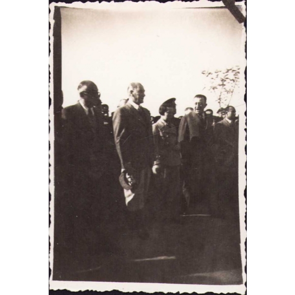 Mustafa Kemal Atatürk, Sabiha Gökçen, Celal Bayar ve devlet erkanı ile Sivas'ta, 1937 tarihli, 6x9 cm