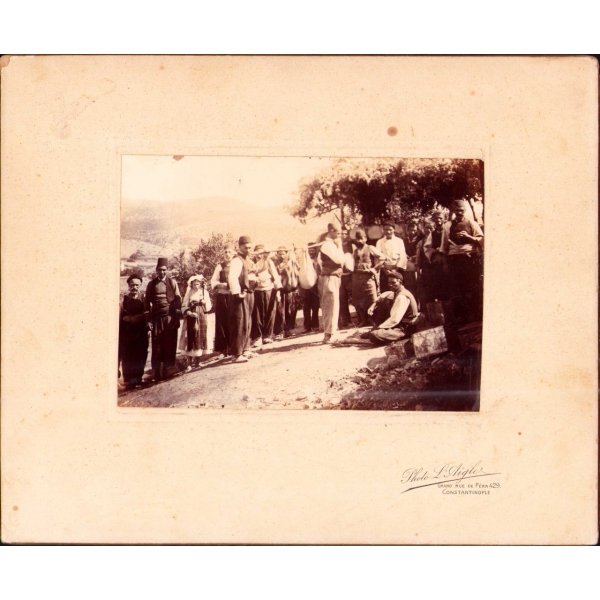 Meslek fotoğrafı: Osmanlı döneminde çubuk hamalları, Photo L´Aigle-Constantinople, paspartu: 22x27 cm