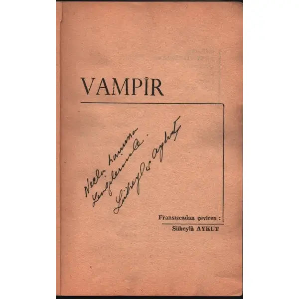 Çeviren Süheylâ Aykut´tan ithaflı ve imzalı VAMPİR, Alfred Hitchcock, Arat Kitabevi, 1968 Ağustos, 157 sayfa, 12x18 cm, ön kapağı su görmüş haliyle