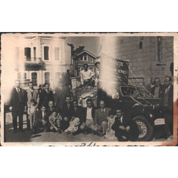 Trabzon Bakkallar Derneği pankartının görüldüğü topluluk fotoğrafı, 8x13 cm