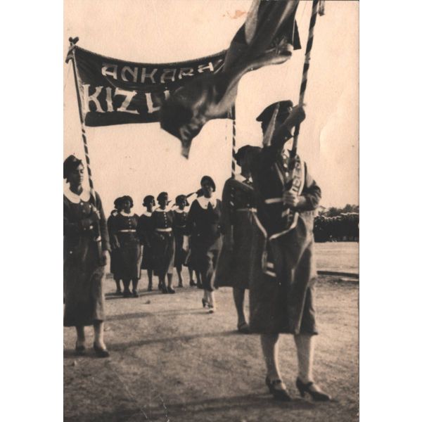 Eğitim tarihi: Ankara Kız Lisesi pankartı taşıyan öğrenciler, 16x20 cm